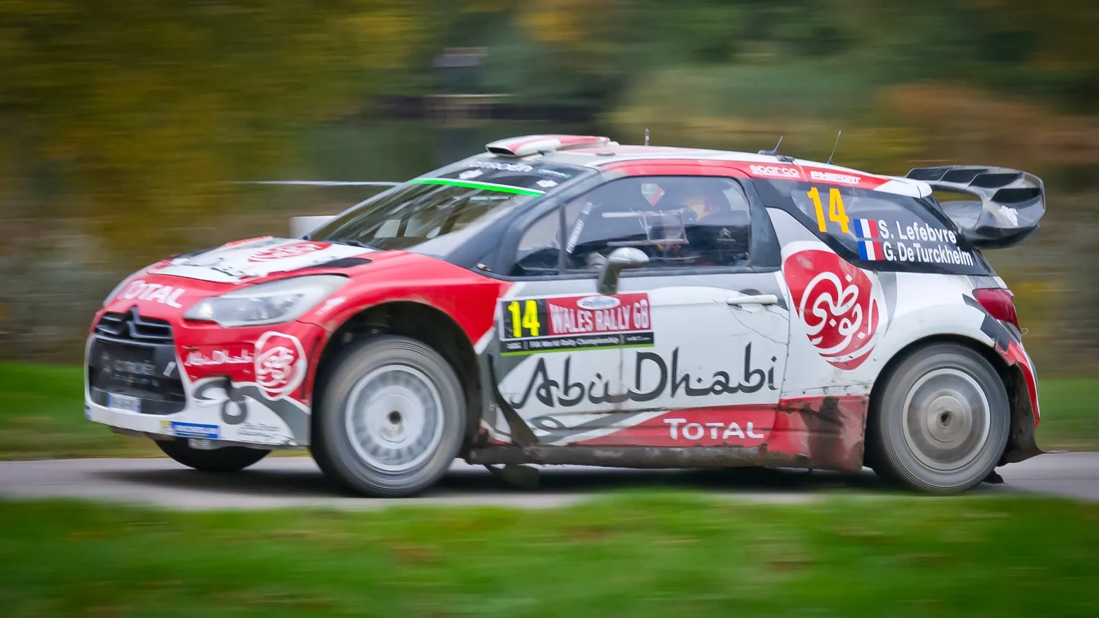 Stéphane Lefebvre au volant d’une Citroën DS3 WRC au Rally GB 2016, illustration du pilote de développement