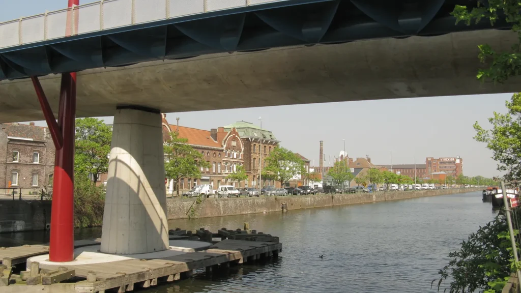 Circulation le long du canal de liaison à Gand
