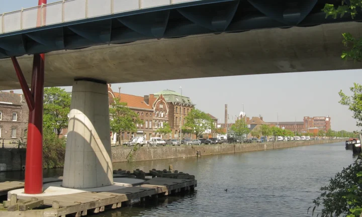 Circulation le long du canal de liaison à Gand