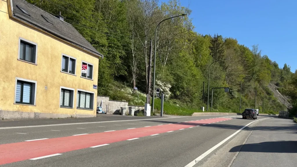 Radar fixe au bord de la N4 à la sortie de Martelange en Wallonie