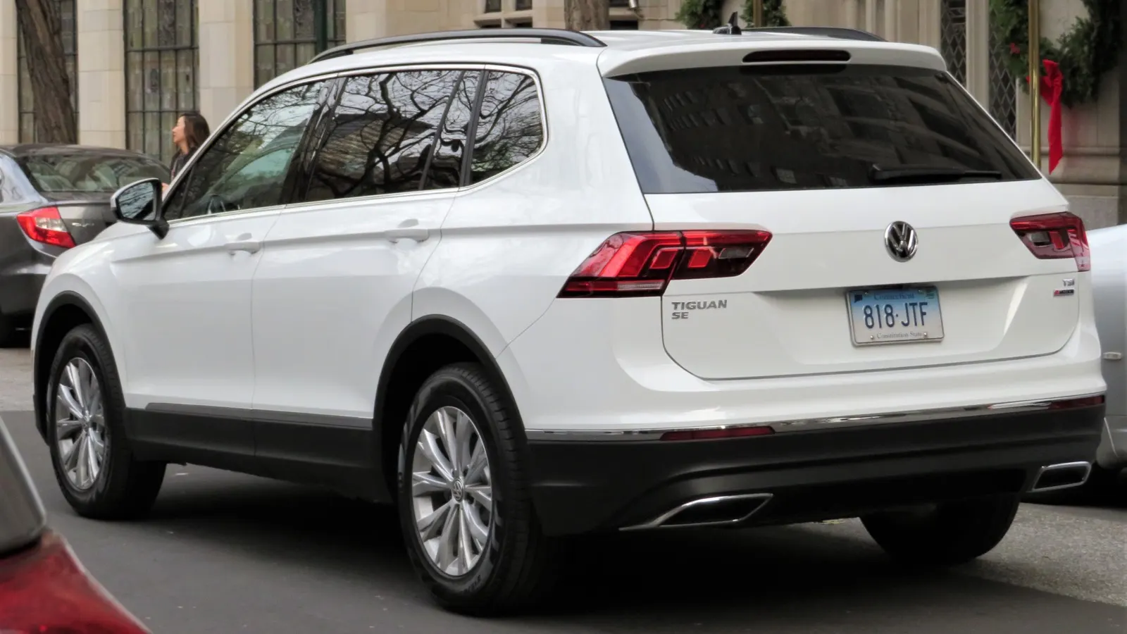 Volkswagen Tiguan blanc vu de trois quarts arrière dans une rue