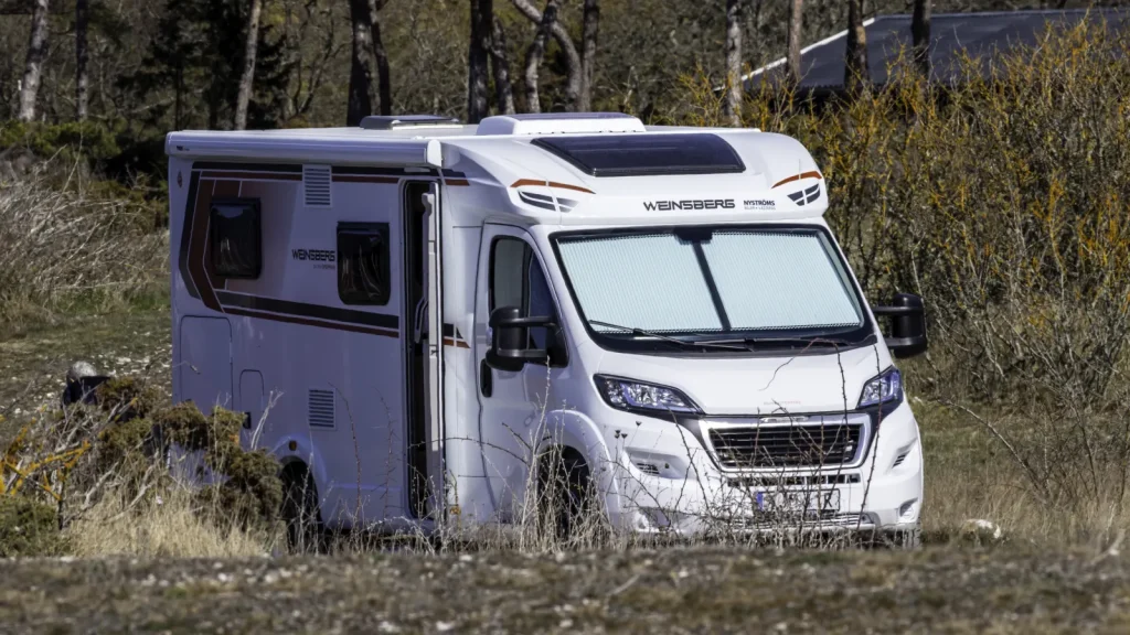 Camping-car Weinsberg CaraCompact Edition Pepper blanc stationné en pleine nature