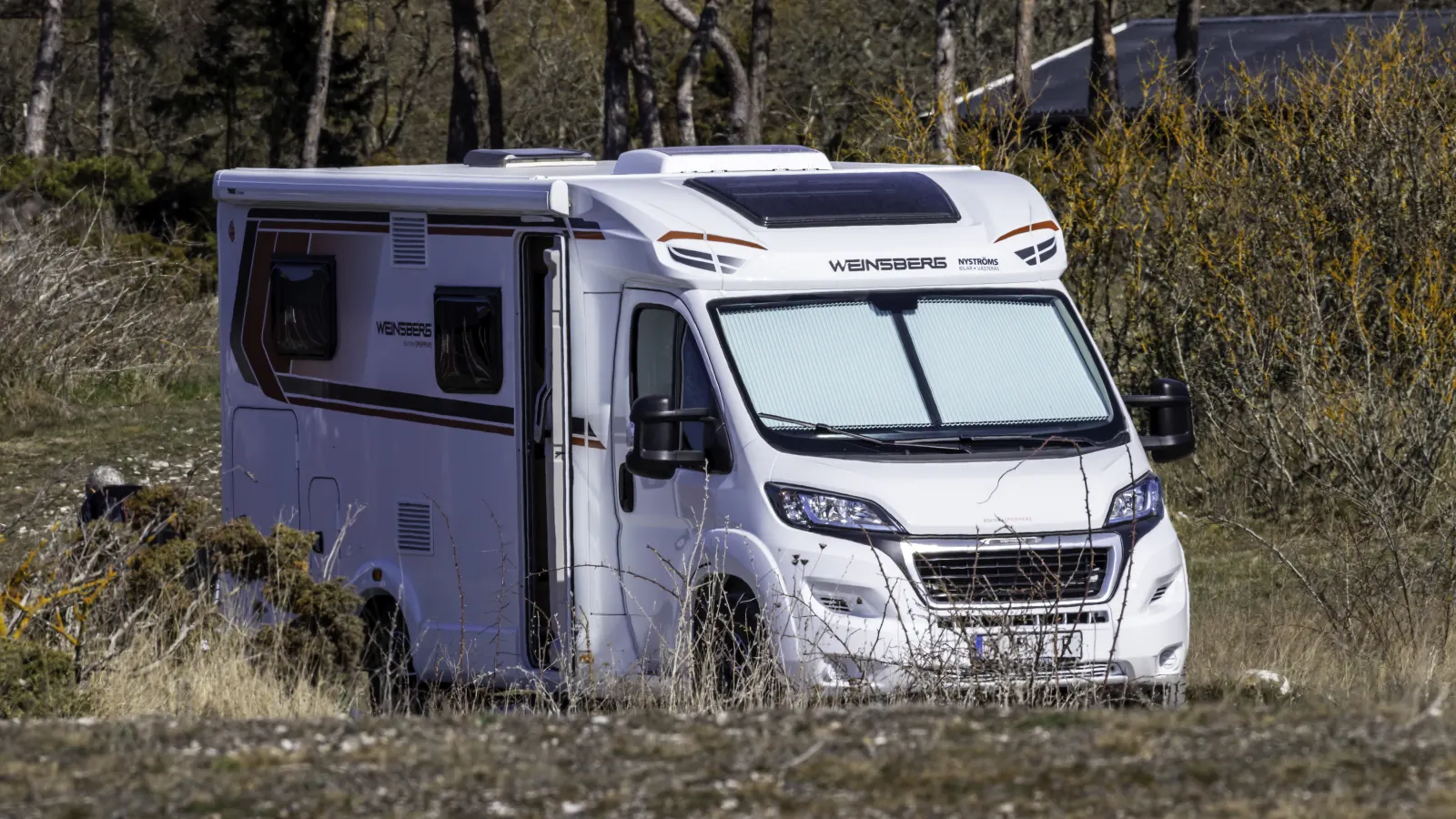 Camping-car Weinsberg CaraCompact Edition Pepper blanc stationné en pleine nature