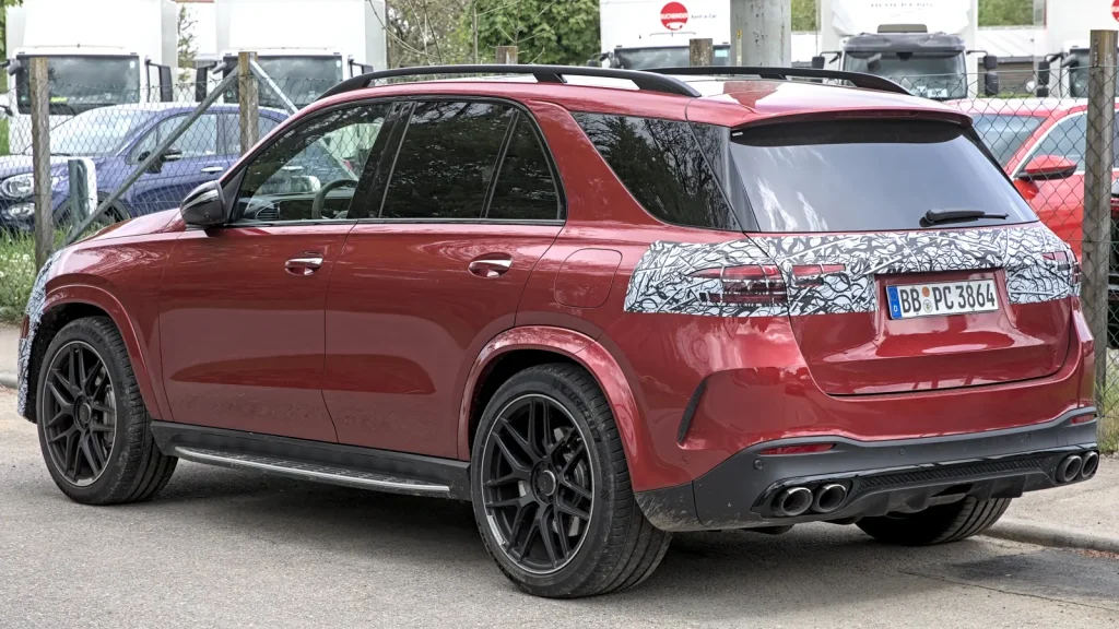 Mercedes-AMG GLE 53 rouge vu de trois quarts arrière