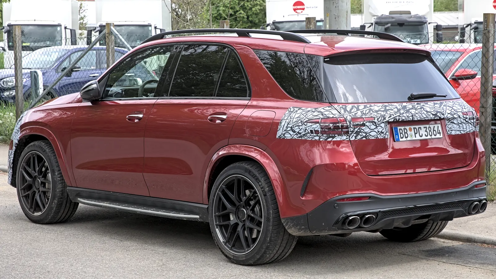Mercedes-AMG GLE 53 rouge vu de trois quarts arrière