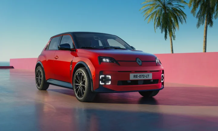 Renault 5 E-Tech electric rouge du millésime 2026 présentée en studio