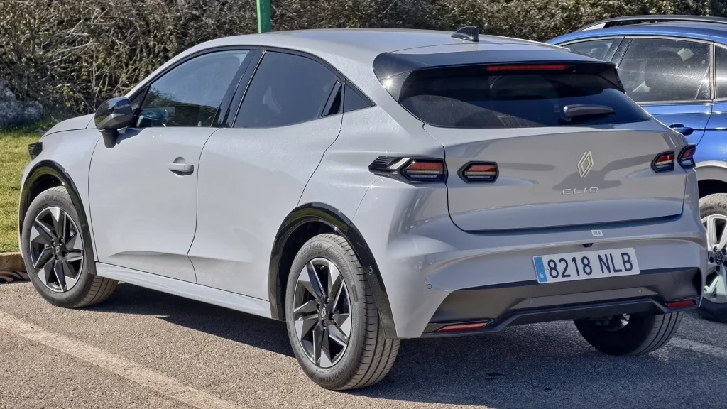 Renault Clio TCe 115 Techno grise photographiée de trois quarts arrière