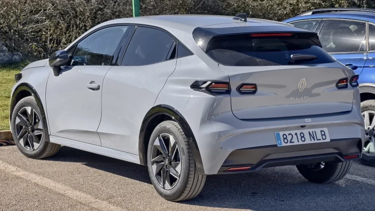 Renault Clio TCe 115 Techno grise photographiée de trois quarts arrière