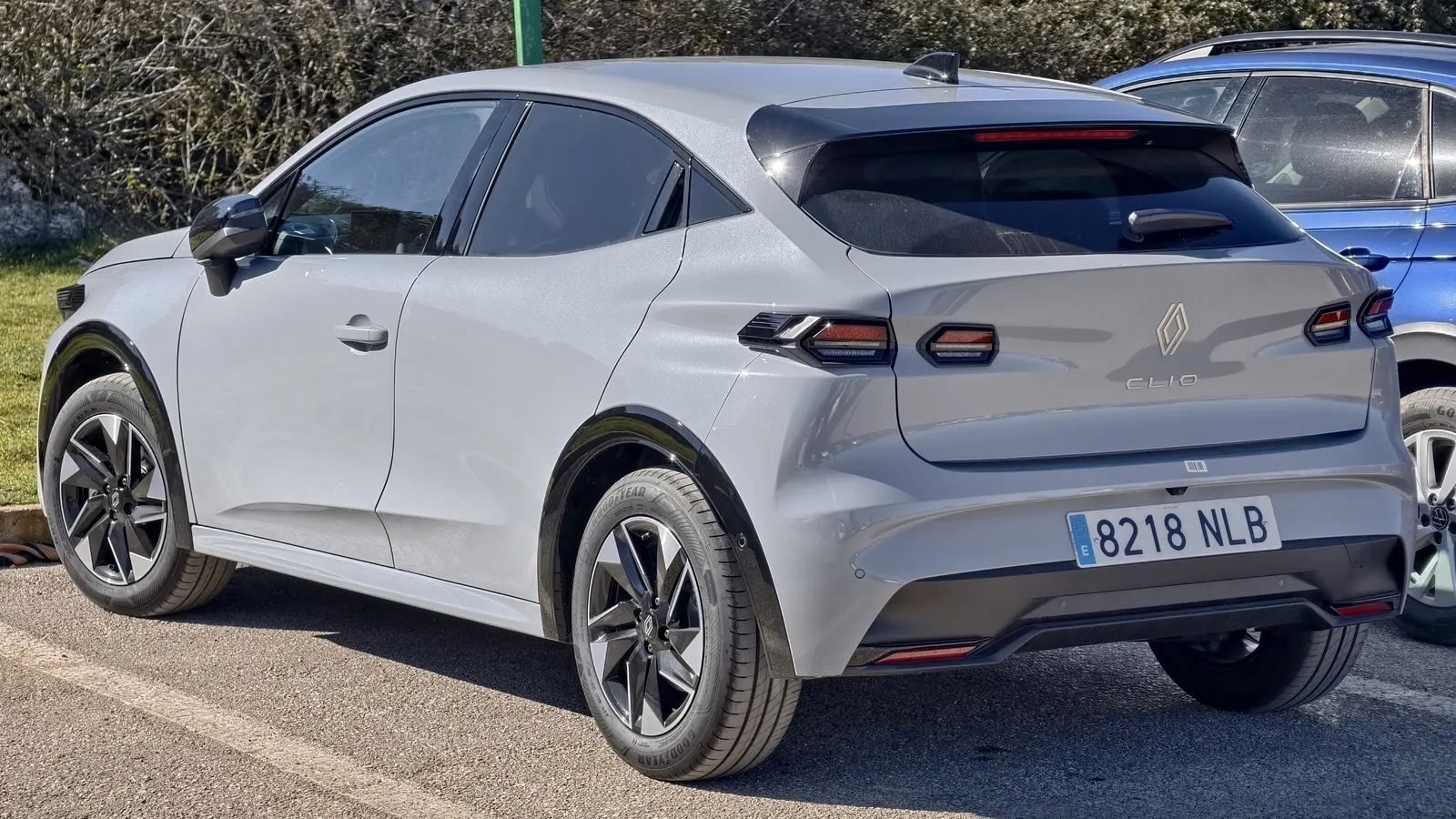 Renault Clio TCe 115 Techno grise photographiée de trois quarts arrière