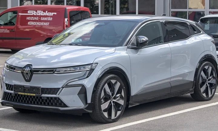 Renault Mégane E-Tech electric grise photographiée en 2025 avant le restylage