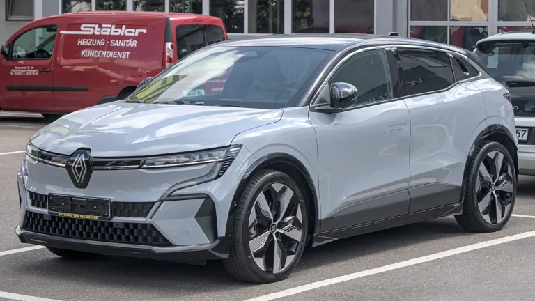 Renault Mégane E-Tech electric grise photographiée en 2025 avant le restylage