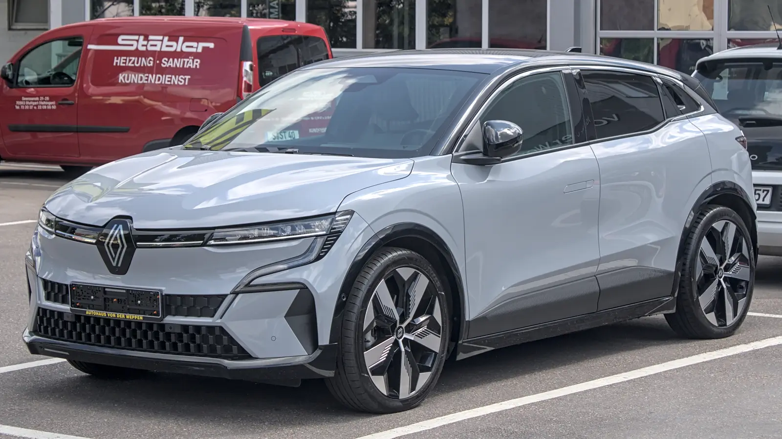 Renault Mégane E-Tech electric grise photographiée en 2025 avant le restylage