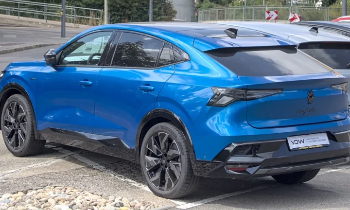 Renault Rafale bleu vu de trois quarts arrière