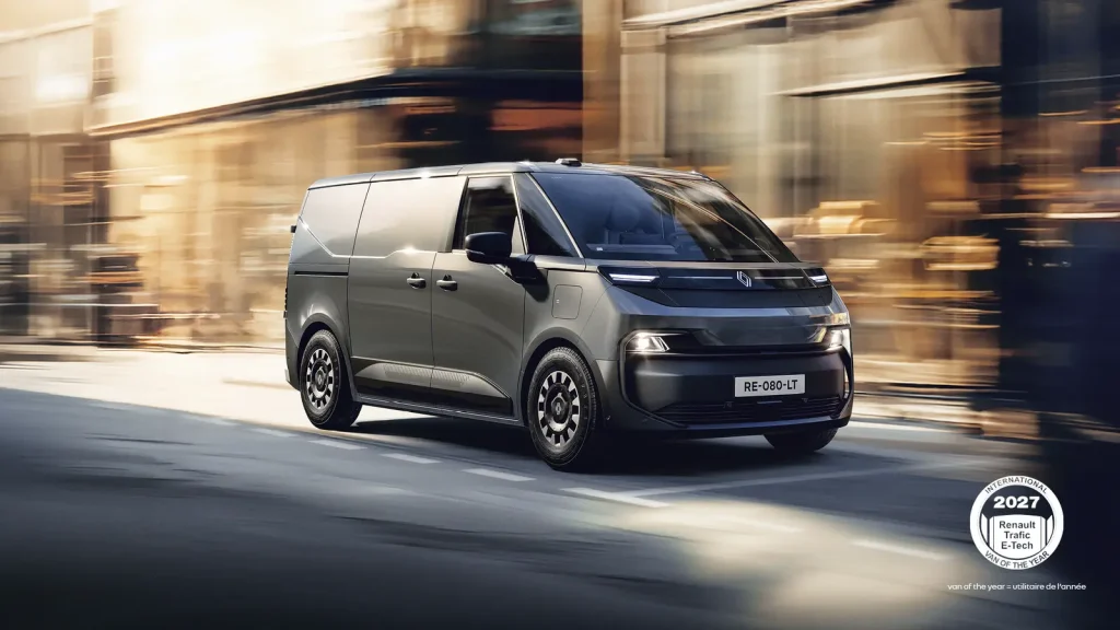 Renault Trafic Van E-Tech electric gris roulant en ville avec le macaron International Van of the Year 2027