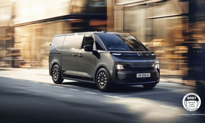Renault Trafic Van E-Tech electric gris roulant en ville avec le macaron International Van of the Year 2027