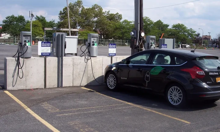 Voiture électrique branchée devant plusieurs bornes de recharge