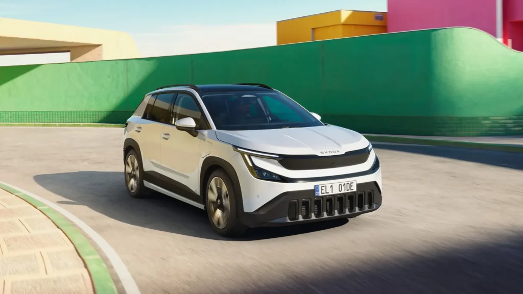 Škoda Epiq blanc photographié de trois quarts avant sur une route