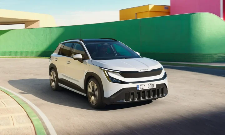 Škoda Epiq blanc photographié de trois quarts avant sur une route