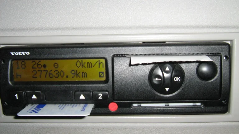 Tachygraphe numérique VDO intégré à un véhicule avec une carte de conducteur insérée