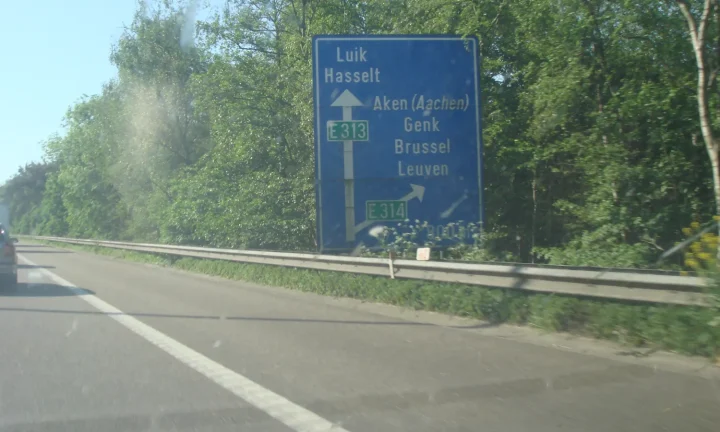Circulation sur l’autoroute E313 près de l’échangeur de Lummen en Flandre