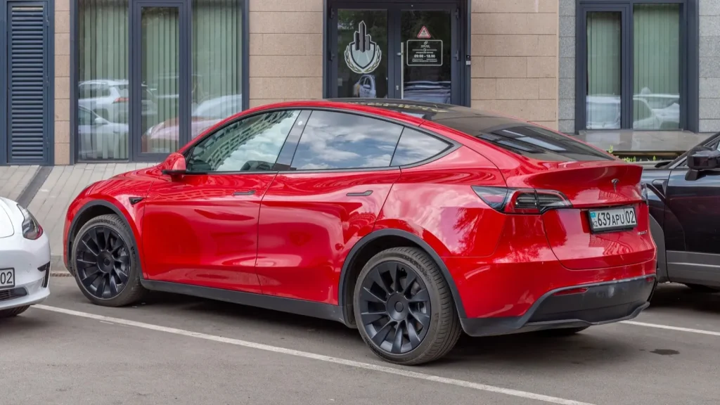 Tesla Model Y rouge stationnée dans une rue