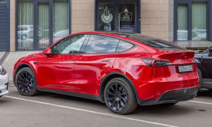 Tesla Model Y rouge stationnée dans une rue