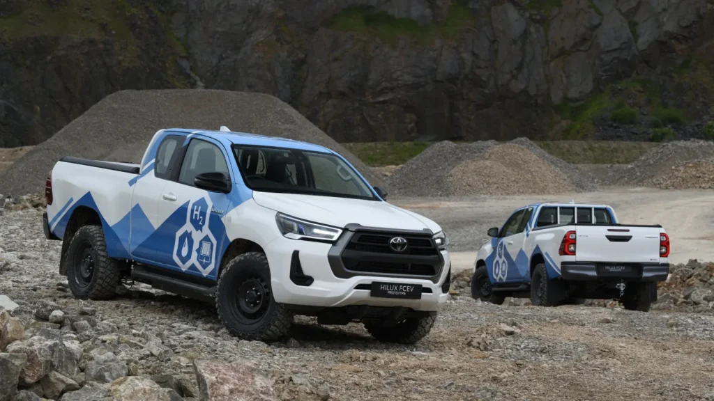 Deux prototypes Toyota Hilux FCEV à hydrogène sur un terrain rocheux