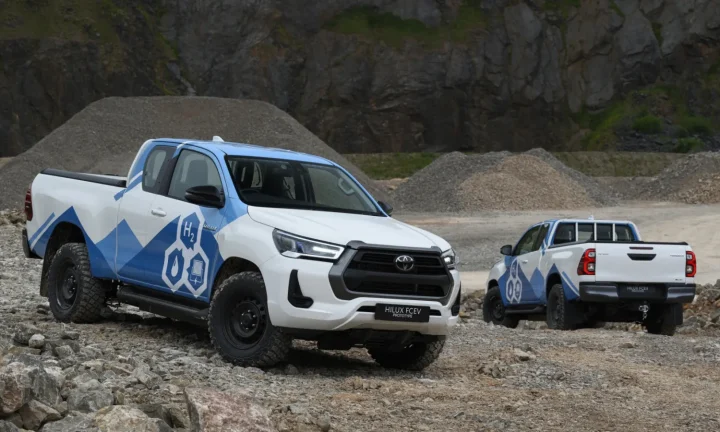 Deux prototypes Toyota Hilux FCEV à hydrogène sur un terrain rocheux