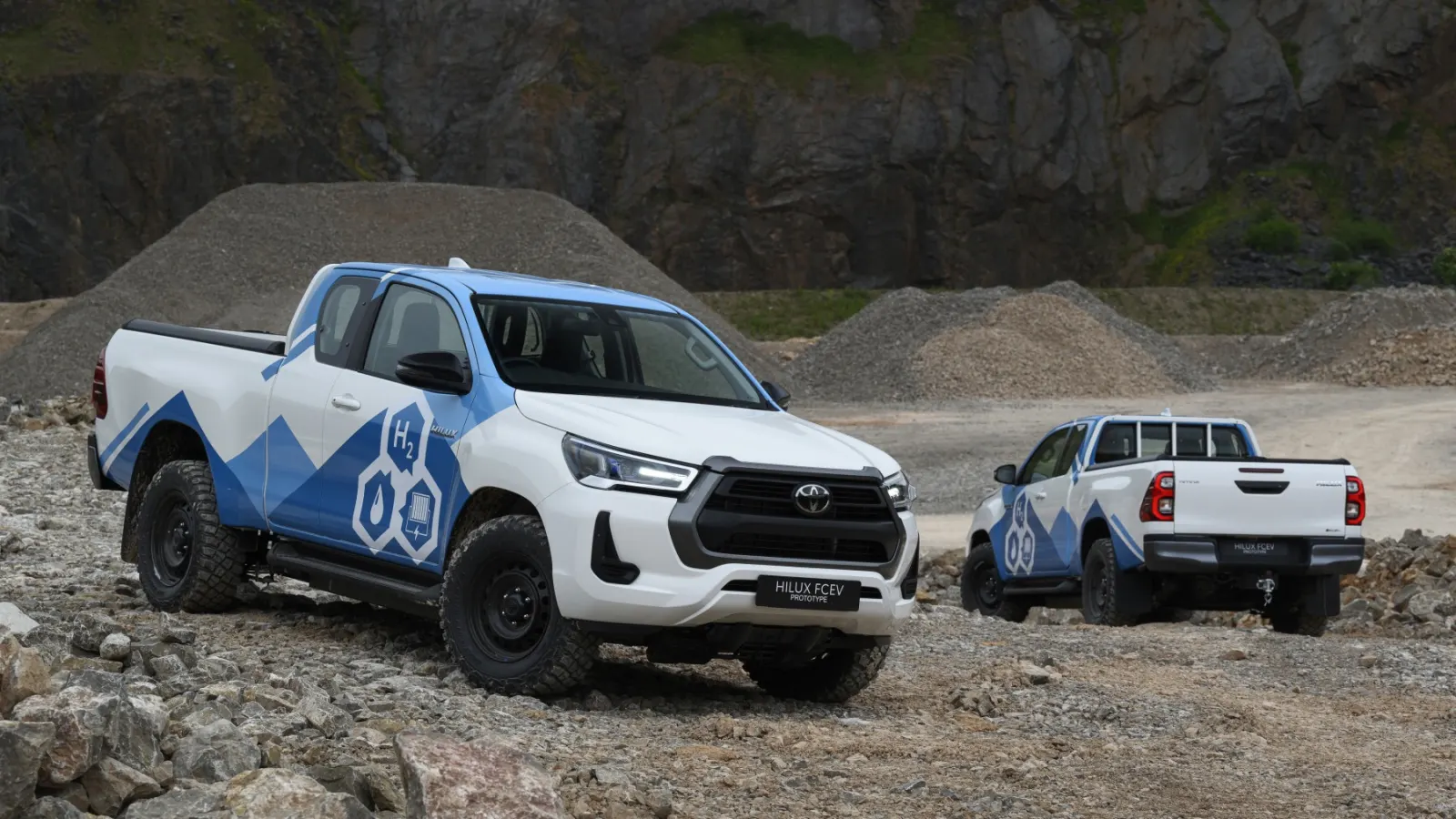 Deux prototypes Toyota Hilux FCEV à hydrogène sur un terrain rocheux