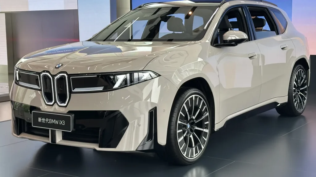 BMW iX3 50L gris exposé en intérieur