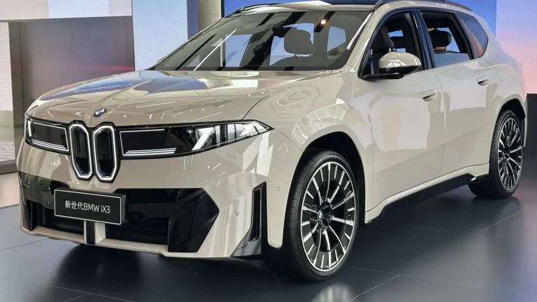 BMW iX3 50L gris exposé en intérieur