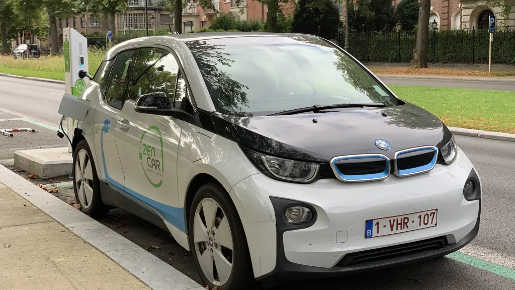 Petite voiture électrique branchée à une borne de recharge à Bruxelles
