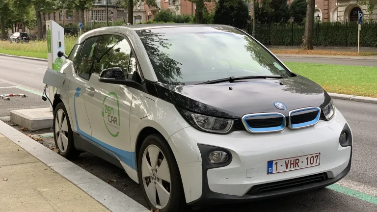 Petite voiture électrique branchée à une borne de recharge à Bruxelles