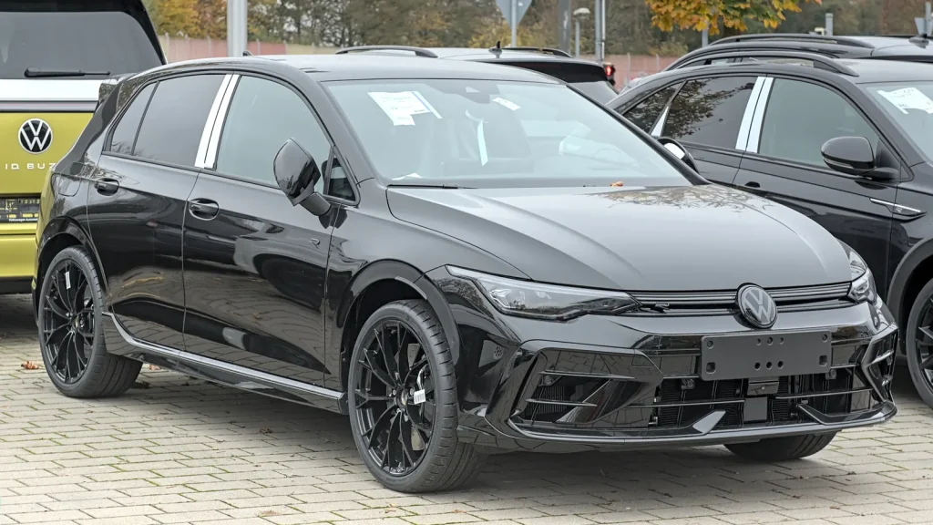 Volkswagen Golf R noire restylée photographiée de trois quarts avant