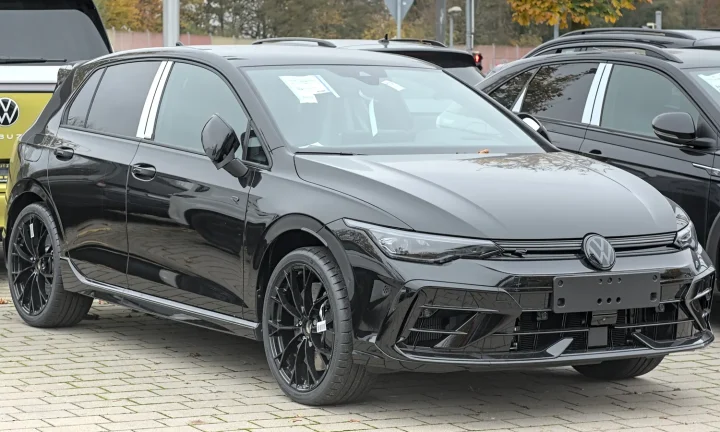 Volkswagen Golf R noire restylée photographiée de trois quarts avant