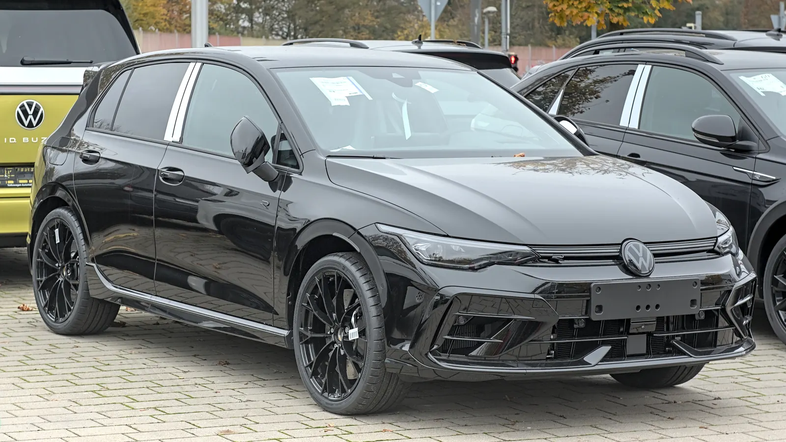 Volkswagen Golf R noire restylée photographiée de trois quarts avant