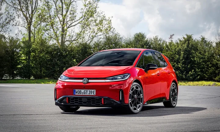 Volkswagen ID.3 GTI rouge photographiée de trois quarts avant