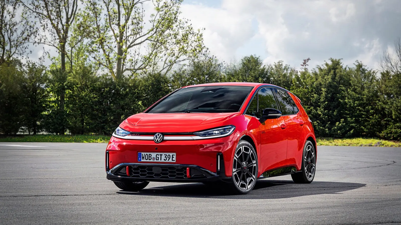 Volkswagen ID.3 GTI rouge photographiée de trois quarts avant