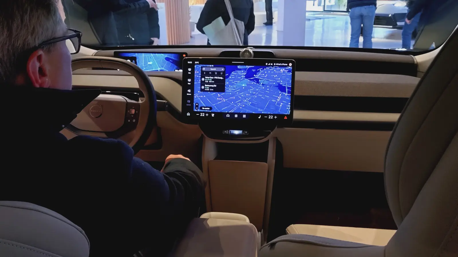 Habitacle d’un Volvo EX60 avec volant, écran central et tableau de bord lors de sa présentation