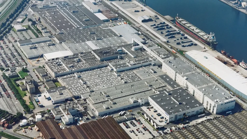 Vue aérienne de l’usine Volvo Car Gand au bord du port