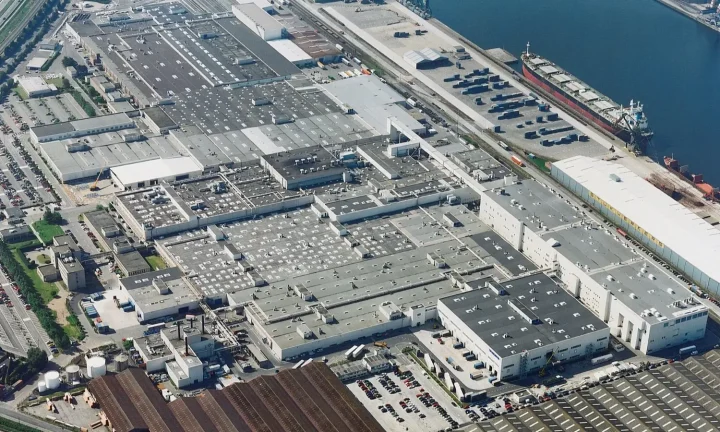 Vue aérienne de l’usine Volvo Car Gand au bord du port