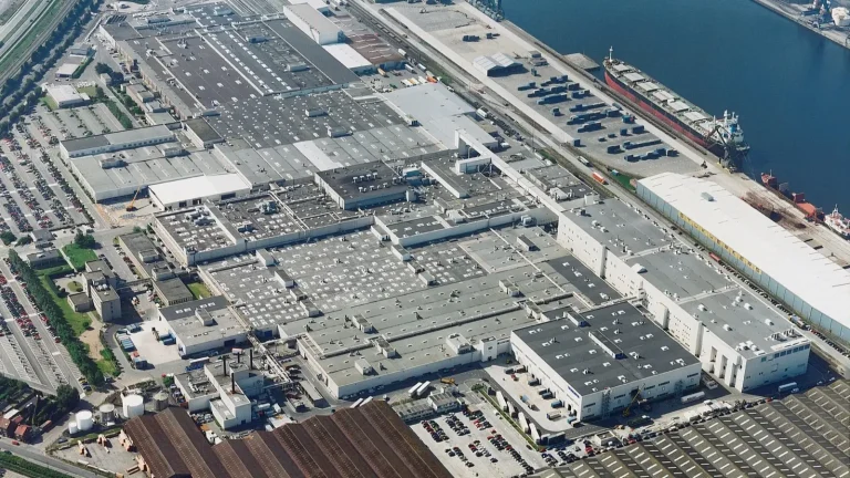 Vue aérienne de l’usine Volvo Car Gand au bord du port