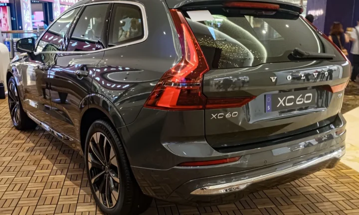 Volvo XC60 T8 Recharge gris photographié de trois quarts arrière