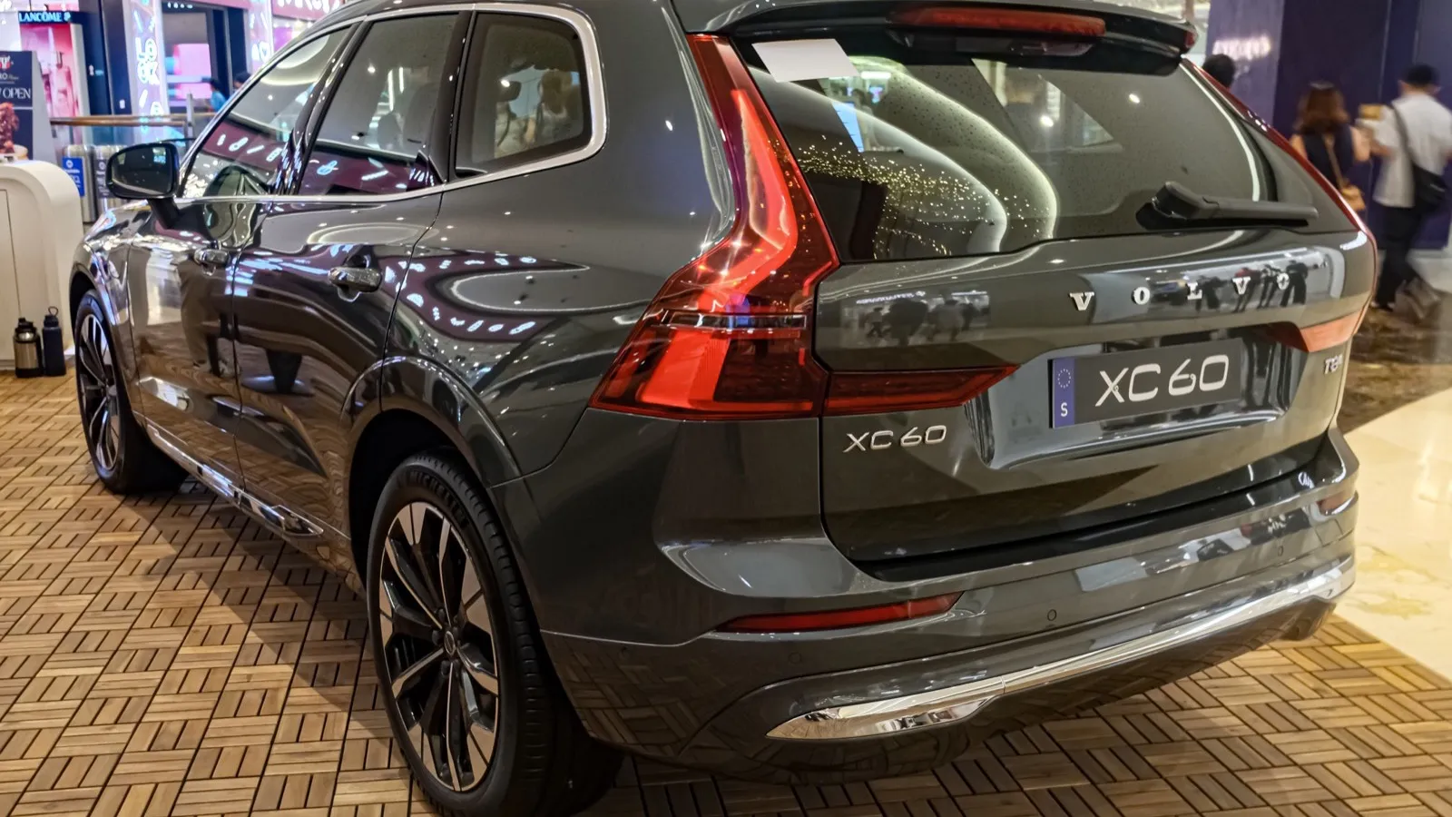 Volvo XC60 T8 Recharge gris photographié de trois quarts arrière