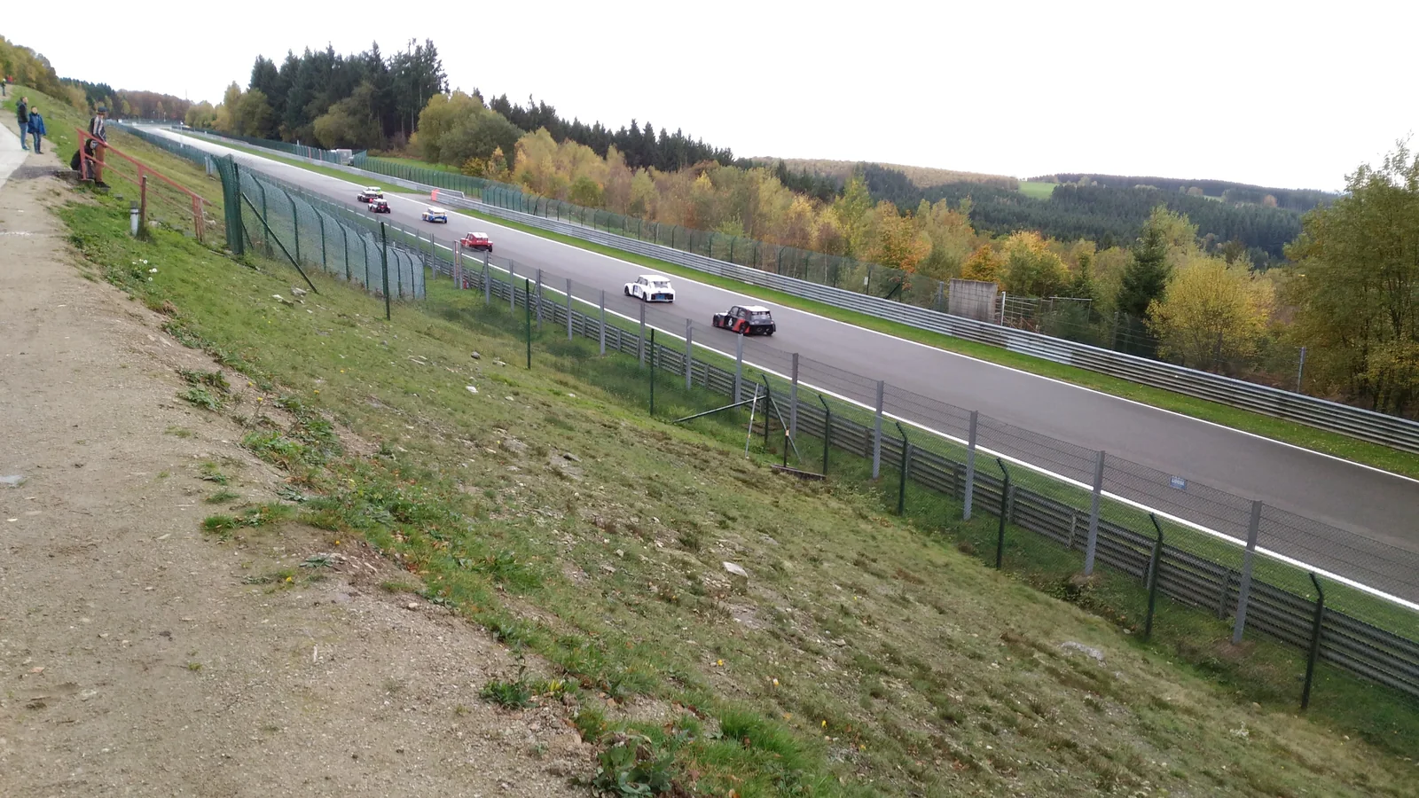 Voitures des 24H 2CV sur la ligne droite de Kemmel à Spa