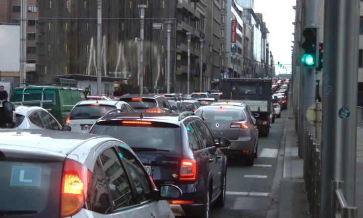 File de voitures dans la circulation rue de la Loi à Bruxelles
