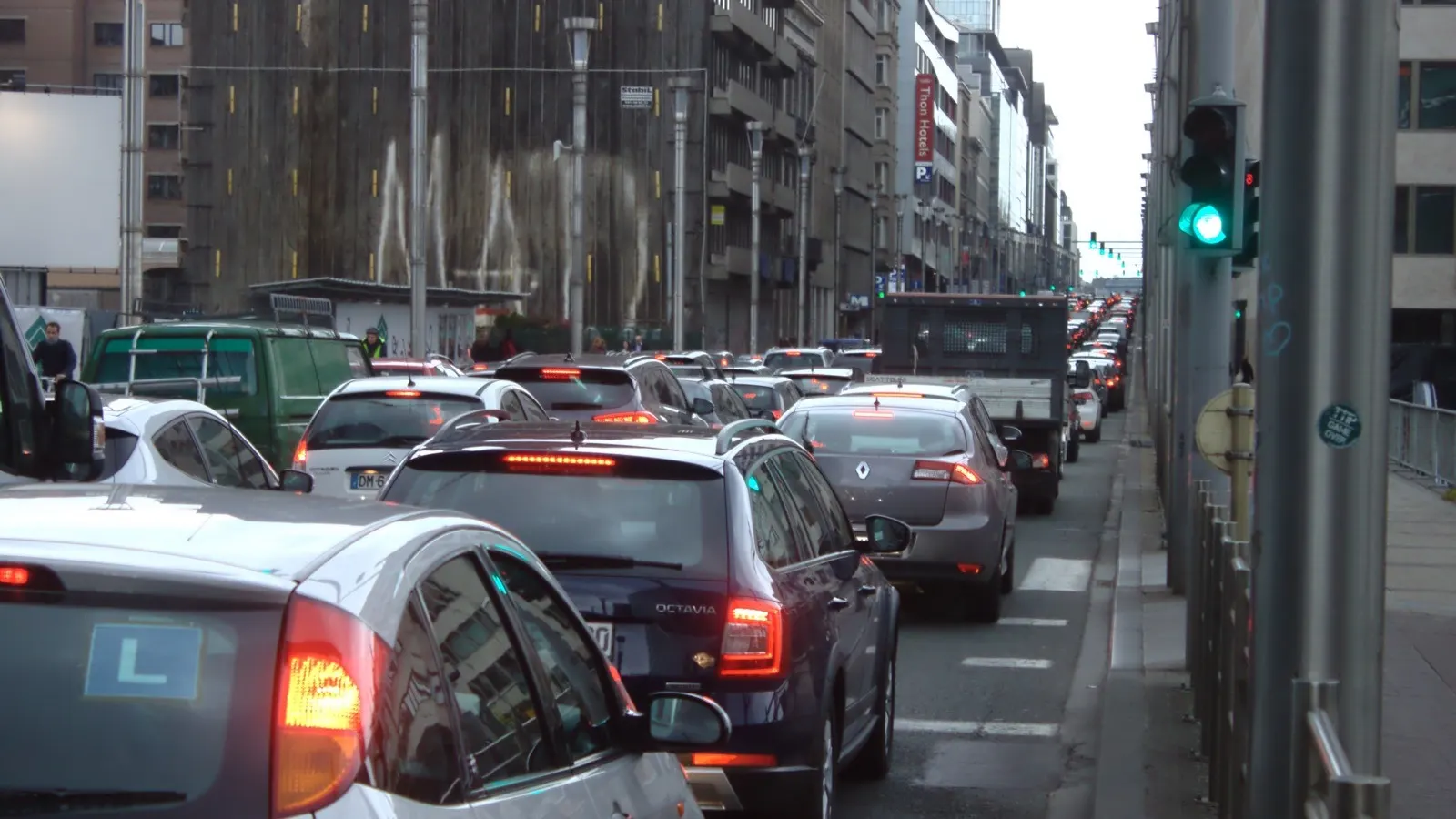 File de voitures dans la circulation rue de la Loi à Bruxelles