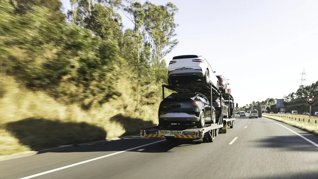 Camion transportant plusieurs voitures sur une autoroute