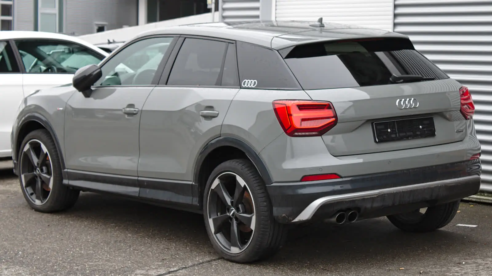 Audi Q2 gris vu de trois quarts arrière