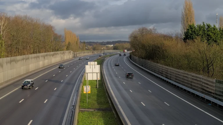Autoroute A7 à Mons, avec ses deux chaussées et les écrans latéraux